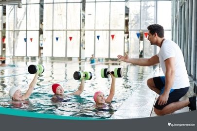 nadadoras de la tercera edad atendiendo al profesor en piscina imagen pequeña