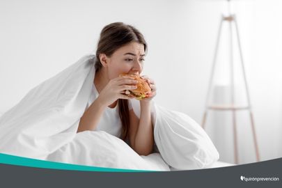 mujer comiendo hamburguesa en la cama imagen_pequeña
