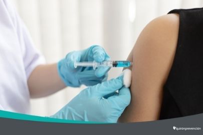 enfermera inyectando vacuna a paciente imagen pequeña