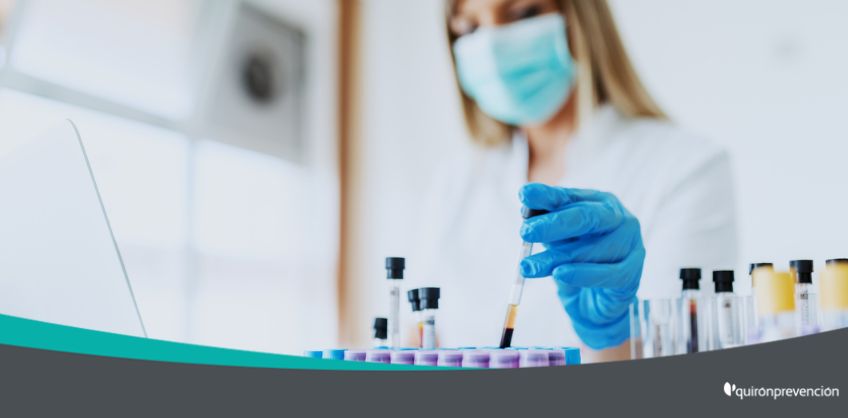 mujer manipulando vacunas en laboratorio imagen grande