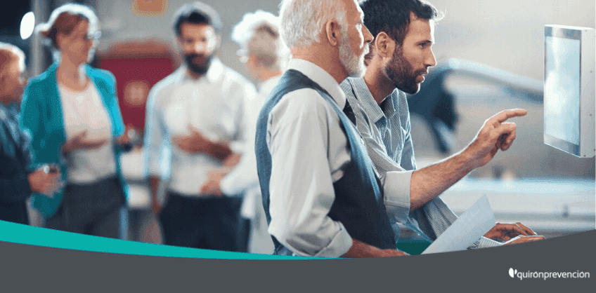 empleado senior trabajando con empleado joven imagen grande