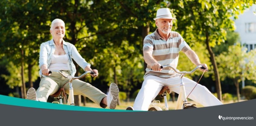 pareja de ancianos montando en bicicleta imagen grande