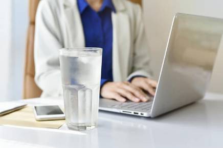 Vaso de agua y ordenador