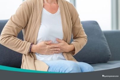 mujer sentada con dolor gastrointestinal imagen pequeña