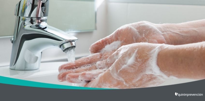 persona lavándose las manos con jabón imagen grande