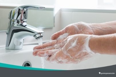 persona lavándose las manos con jabón imagen pequeña