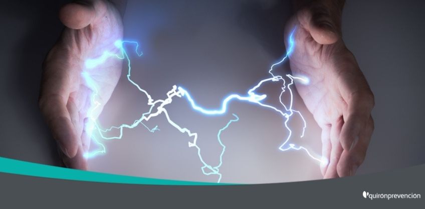 manos con electricidad estática imagen grande