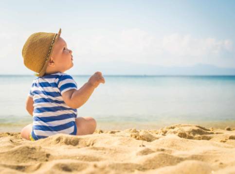 bebé en la playa