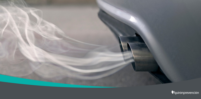 Tubo de escape auto sacando humo imagen grande