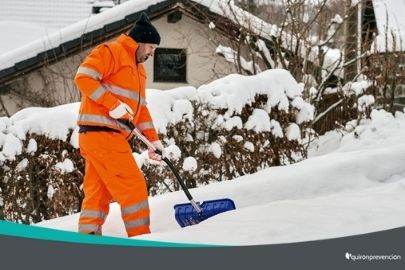 operario con traje naranja quitando nieve imagen pequeña