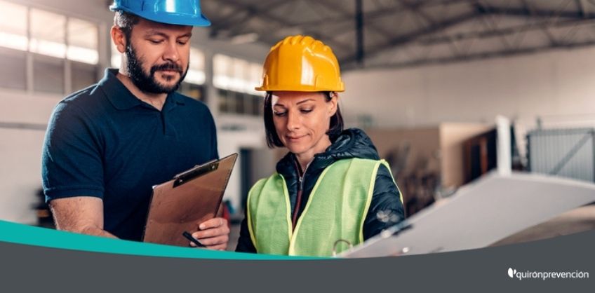 empleados con casco seguridad haciendo gestiones imagen grande