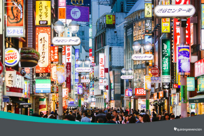 carteles iluminados en el centro de Tokio pequeña
