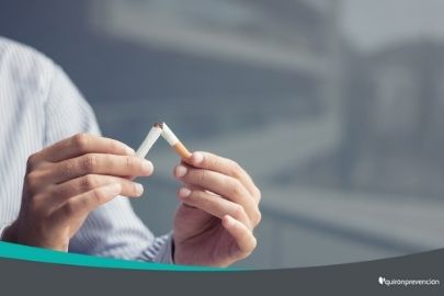 persona partiendo un cigarro imagen pequeña