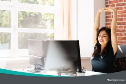 mujer estirándose en escritorio oficina imagen pequeña