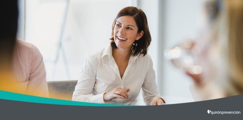 mujer sonriendo en reunión imagen grande