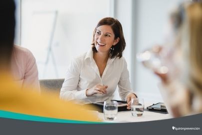 mujer sonriendo en reunión imagen pequeña