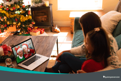 familia hablando con abuelos con gorro navideño a través de una videollamada imagen pequeña