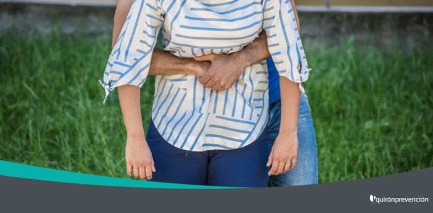 hombre haciendo maniobra de heimlich a chica imagen grande