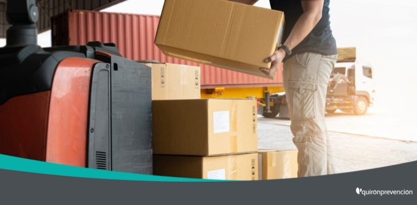 persona cargando cajas imagen grande