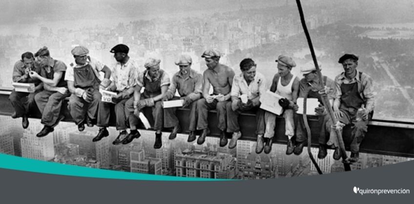 imagen en blanco y negro de trabajadores de la construcción en rascacielos imagen grande