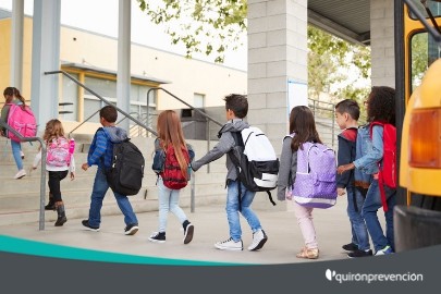 niños saliendo del autobús escolar imagen pequeña