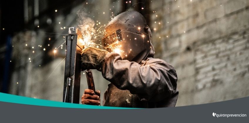 trabajador soldando metal imagen grande