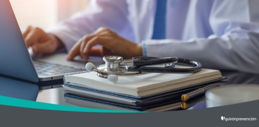 médico sentado con portátil imagen grande