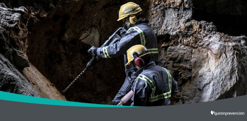 mineros picando una roca en una mina imagen grande