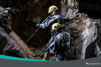 mineros picando una roca en una mina pequeña