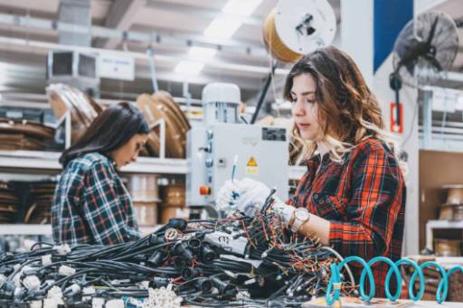 dos mujeres trabajando en fábrica