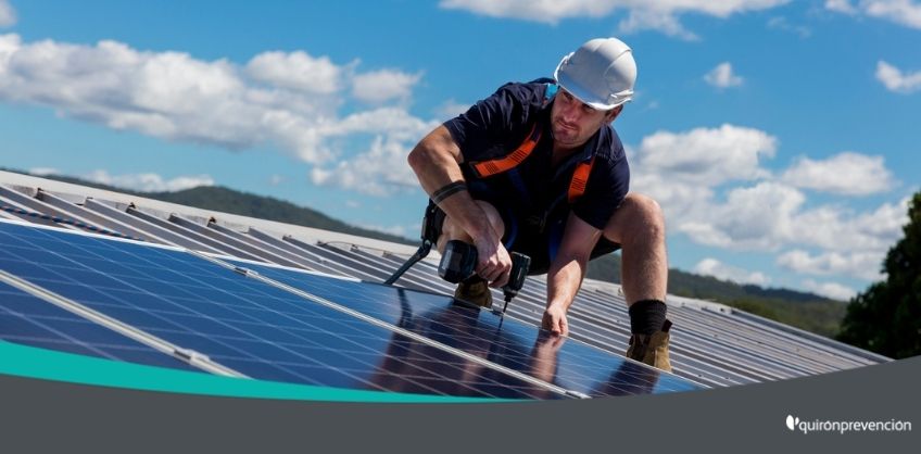 operario instalando paneles solares en techo casa imagen grande