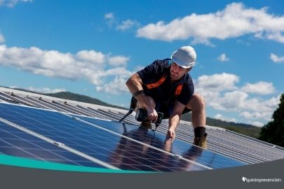 operario instalando paneles solares en techo casa imagen pequeña