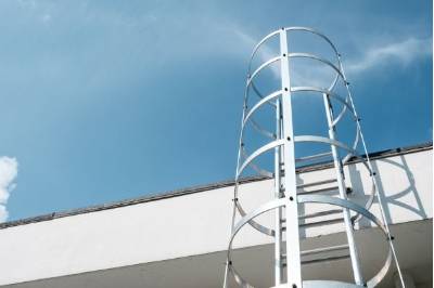 escalera blanca azotea edificio