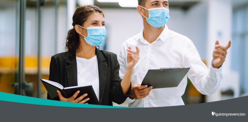 técnicos de prevención con mascarillas quirúrgicas imagen grande
