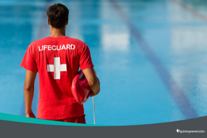 socorrista mirando la piscina olímpica imagen pequeña