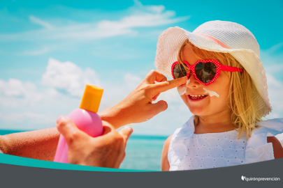 madre poniendo crema solar a niña con gafas de sol imagen pequeña