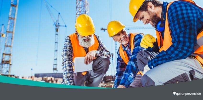 empleados obra con casco amarillo imagen grande