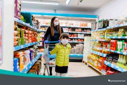 madre e hija comprando en lineal supermercado imagen pequeña