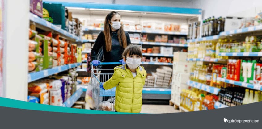 madre e hija comprando en lineal supermercado imagen grande
