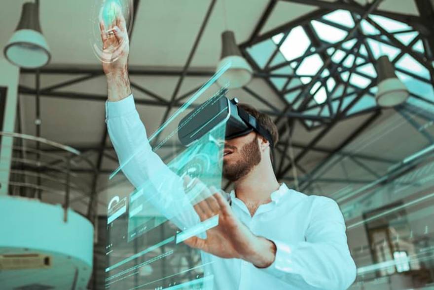 trabajador probando unas gafas de realidad virtual