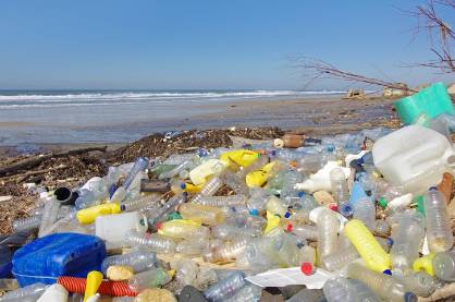 residuos plasticos en playa (1)