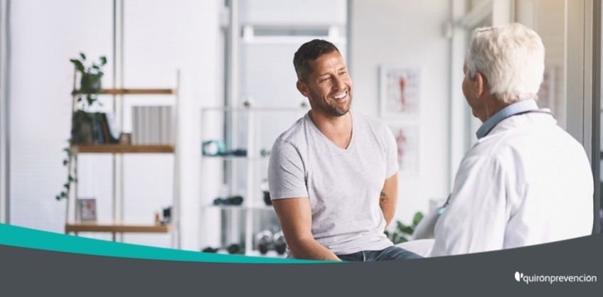 médico del trabajo pasando consulta a empleado sonriente imagen grande