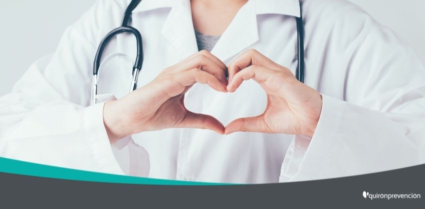 médico haciendo con las manos la forma del corazón imagen grande
