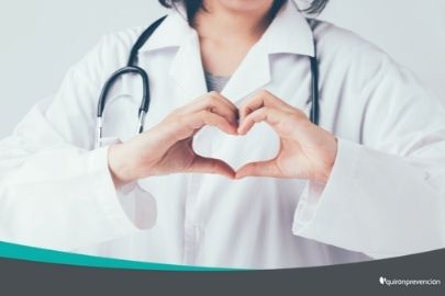 médico haciendo con las manos la forma del corazón imagen pequeña