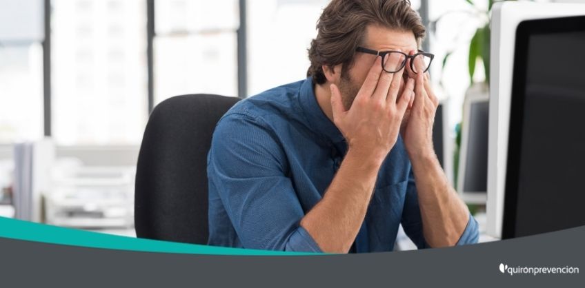 empleado cansado en escritorio oficina imagen grande
