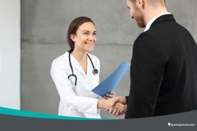 enfermera saludando a empleado imagen pequeña