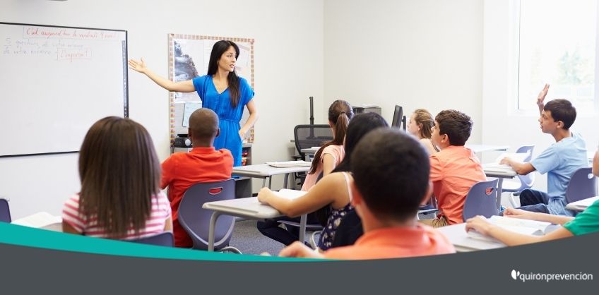 profesora dando clase en colegio imagen grande