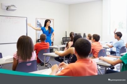 profesora dando clase en colegio imagen pequeña