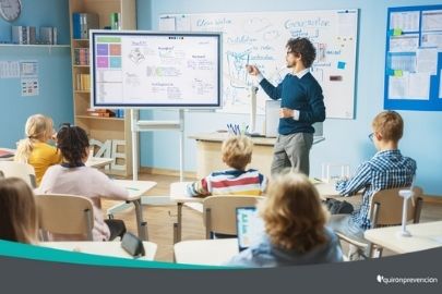 profesor dando clase a niños imagen pequeña
