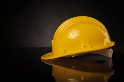 Casco amarillo obra